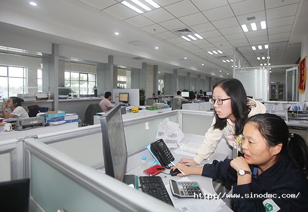 财务大厅人员在处理业务