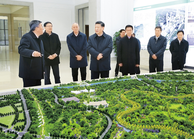 2019年1月16日至18日,中共中央总书记、国家主席、中央军委主席习近平在京津冀考察,主持召开京津冀协同发展座谈会并发表重要讲话。这是1月18日上午,习近平在北京城市副中心市委办公楼主楼详细了解副中心重大工程项目规划建设情况。 新华社记者 鞠鹏/摄